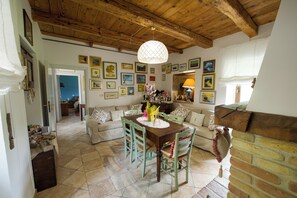 Interior - Flower Room (Marche)
