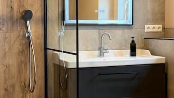 Dusche, Haartrockner, Handtücher, Seife