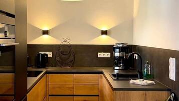Kühlschrank, Ofen, Geschirrspüler, Wasserkocher mit Kaffee-/Teezubehör