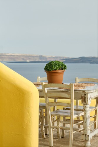 Ilivatos - Elegant Villa on the Caldera's Edge