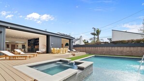A modern house with a swimming pool, outdoor seating, and a well-maintained garden. - Venice Open Designer House w Pool (Los Angeles)