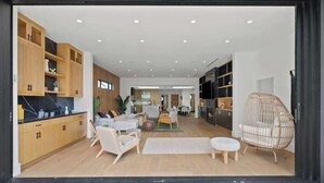 A modern interior with a kitchen, dining area, and living room. - Venice Open Designer House w Pool (Los Angeles)