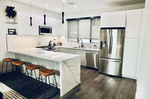 Frigorifero, microonde, forno, piano cottura