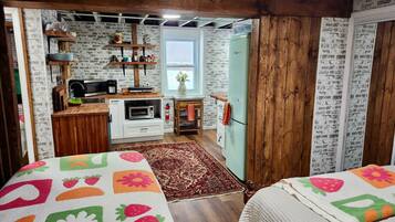 5 habitaciones, escritorio, tabla de planchar con plancha y wifi