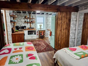 5 bedrooms, desk, iron/ironing board, WiFi - The Serene Skyway Retreat (Windsor Locks)