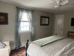 4 bedrooms, desk, WiFi, bed sheets