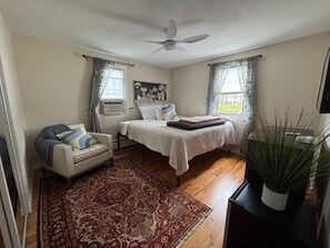 4 bedrooms, desk, iron/ironing board, WiFi