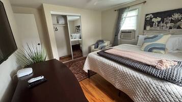4 bedrooms, desk, iron/ironing board, WiFi