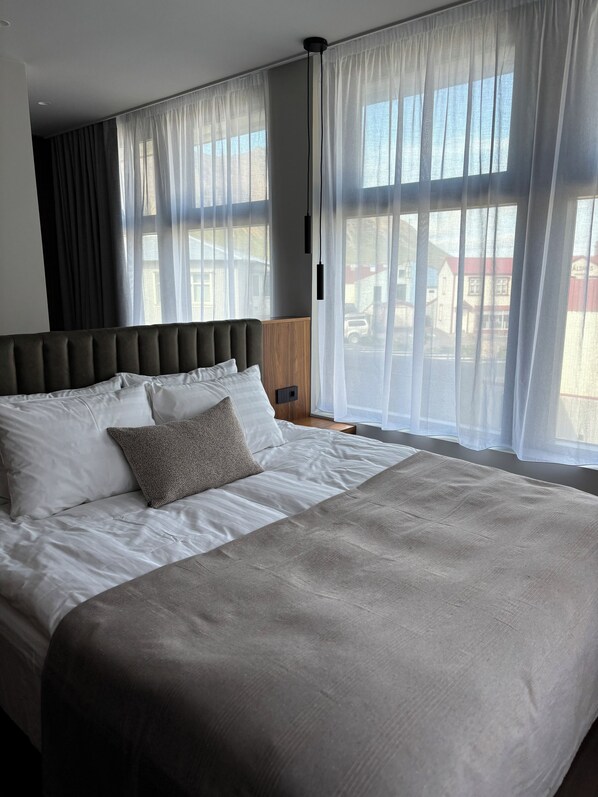 Standard Room, Mountain View | 1 bedroom, desk, soundproofing, iron/ironing board