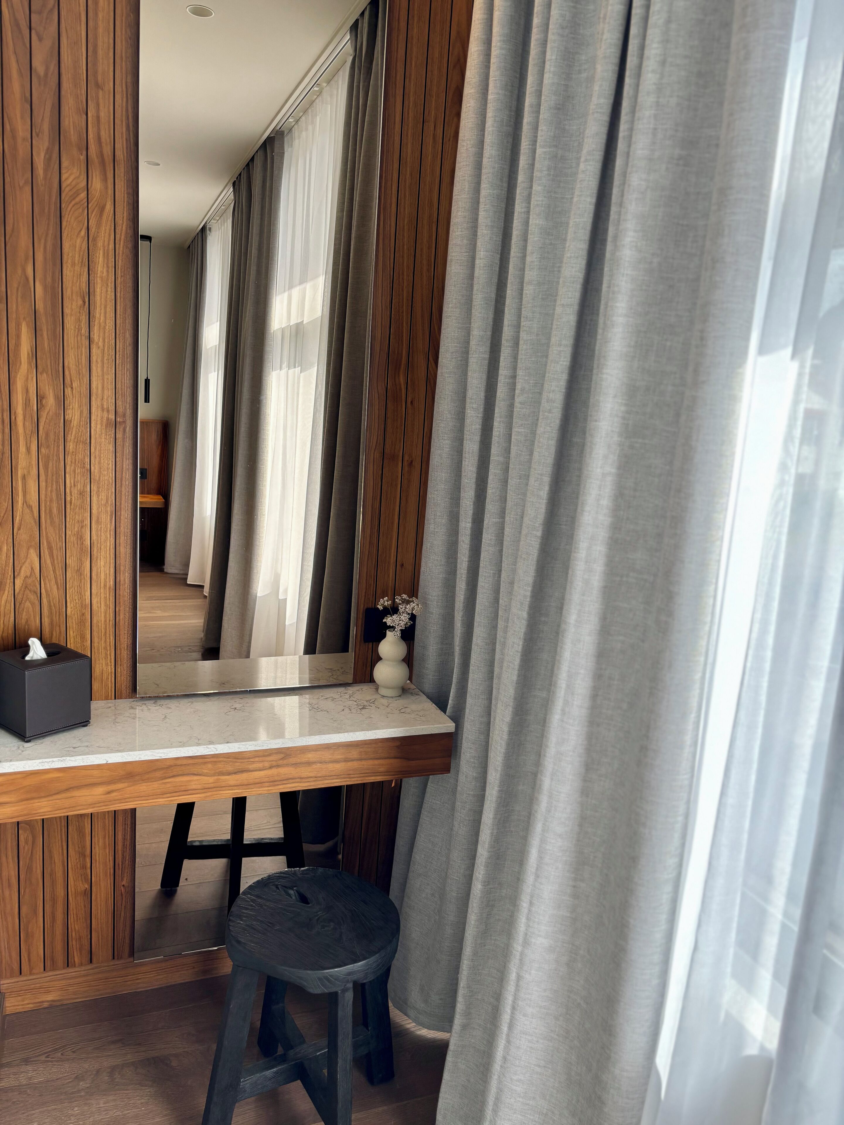 Bureau, chambres insonorisées, fer et planche à repasser