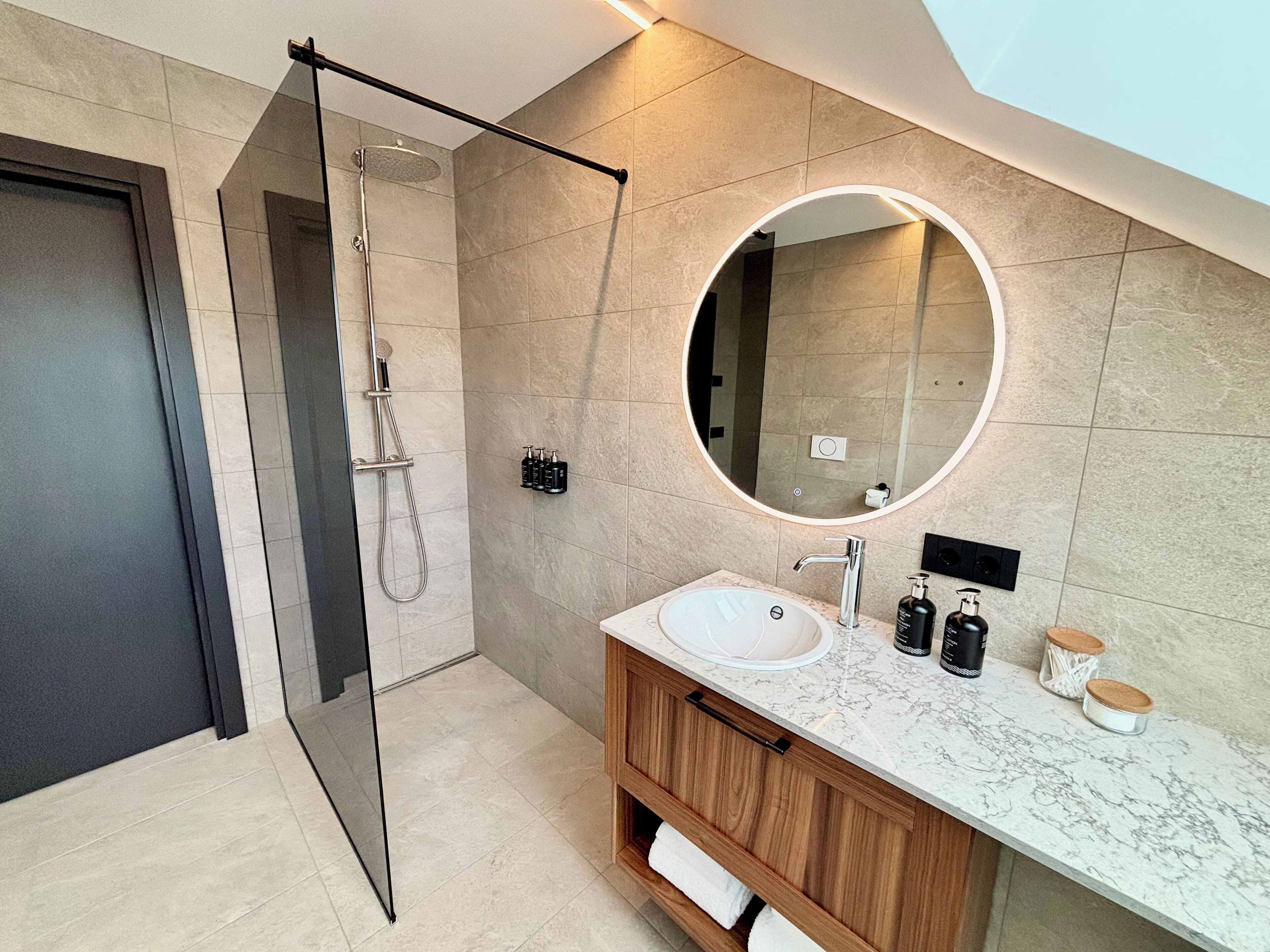 小型套房 | 浴室 | 免费洗浴用品、吹风机、毛巾、肥皂