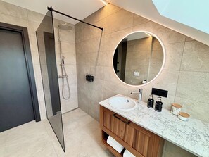 Junior-suite | Badeværelse | Gratis toiletartikler, hårtørrer, håndklæder, Sæbe