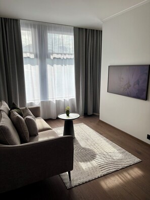 Family Room | Living area | 30-inch LCD TV with digital channels, books