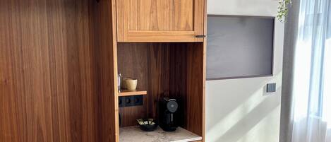 Standaard kamer, uitzicht op bergen | Een bureau, geluiddichte muren, een strijkplank/strijkijzer