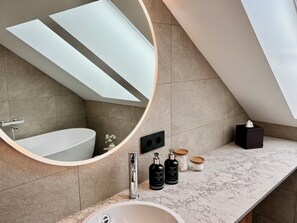 Junior Suite | Bathroom | Free toiletries, hair dryer, towels, soap