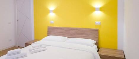 1 habitación, tabla de planchar con plancha y cuna de viaje