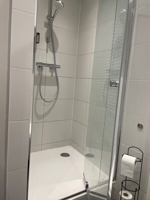 Kamar Double Deluks, 1 Tempat Tidur Queen, Bebas Asap Rokok, teras | Kamar mandi