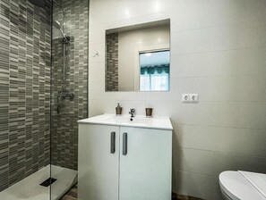 Sèche-cheveux, serviettes fournies, savon, papier toilette