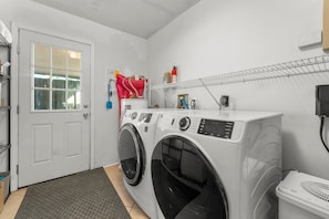 Interior - Backyard escape w/ free Panama City attractions (Panama City Beach)