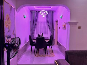 Departamento Deluxe, balcón, vista a la ciudad | Área de sala de estar | Televisión de pantalla plana