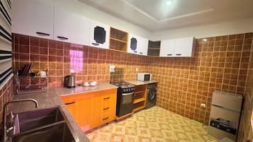 Deluxe-Apartment, Balkon, Stadtblick | Eigene Küche | Kühlschrank, Mikrowelle, Ofen, Herdplatte