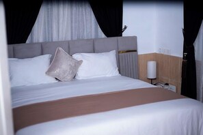 Deluxe appartement, balkon, uitzicht op stad | 2 slaapkamers, een bureau, een laptopwerkplek, geluiddichte muren