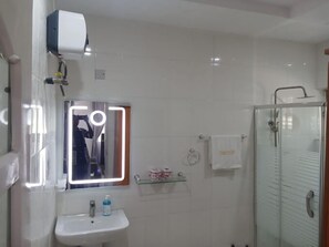 Deluxe-Apartment, Balkon, Stadtblick | Badezimmer | Kostenlose Toilettenartikel, Haartrockner, Handtücher, Seife