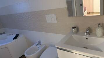 Jetted tub, hair dryer, bidet, towels