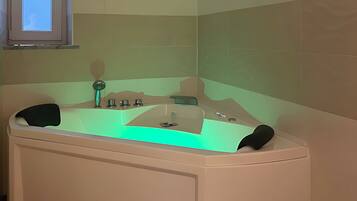 Jetted tub, hair dryer, bidet, towels