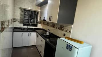Kühlschrank, Wasserkocher, Mixer, Kochgeschirr/Geschirr/Besteck