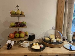 بوفيه فطور مجانًا يوميًا