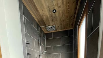 Classic Quadruple Room, Balcony, Mountain View | Bilik Mandi | Pancuran mandi, pengering rambut, sabun, syampu