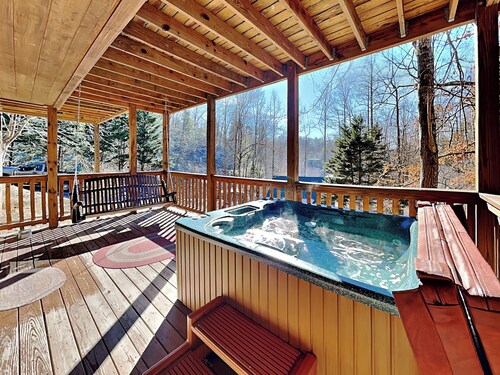 Perfect Gatlinburg cabin w. 2 king beds, spacious game room + hot tub!