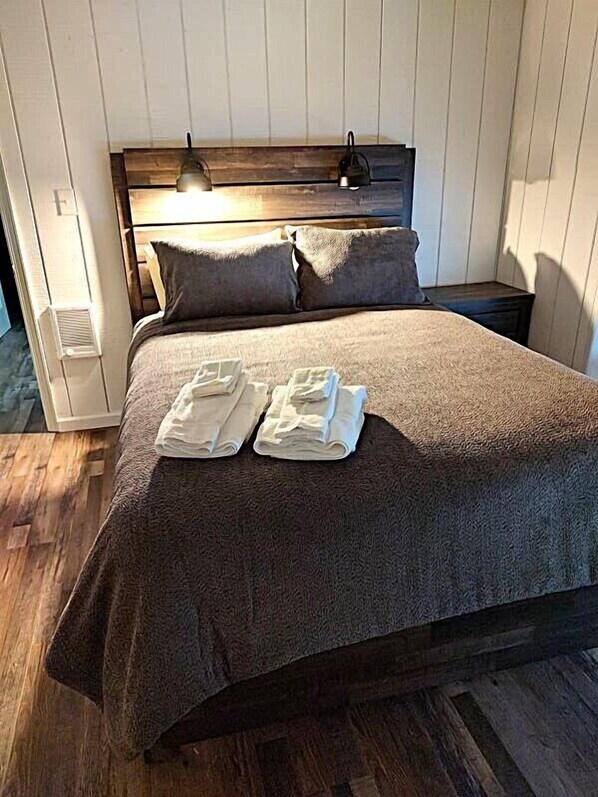 2 bedrooms, iron/ironing board, free WiFi, bed sheets - CC-2B Cherokee Condo Recently updated and ready for your perfect vacation (Beech Mountain)