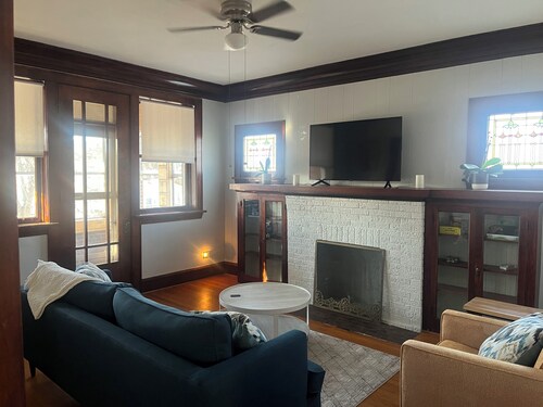 Charming 3-bedroom apartment in the Old Norwood Park neighborhood of Chicago