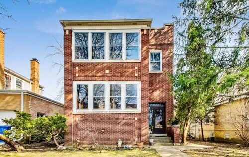 Charming 3-bedroom apartment in the Old Norwood Park neighborhood of Chicago