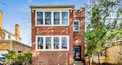 Charming 3-bedroom apartment in the Old Norwood Park neighborhood of Chicago