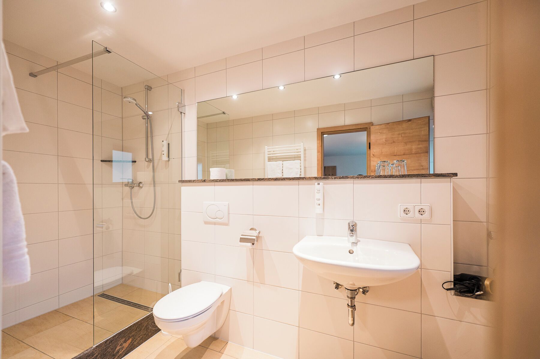 豪華雙人房 | 浴室 | 淋浴設備、吹風機、毛巾、洗髮精