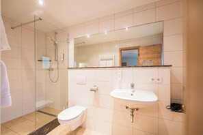 Deluxe Double Room | Bathroom