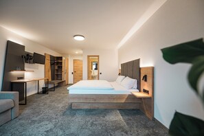 Quarto casal luxo | Cofres nos quartos, escrivaninha, espaço de trabalho para notebook