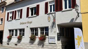 A building with the sign "Goldener Engel" and multiple windows with red shutters. - Hotel Goldener Engel (Ihringen)