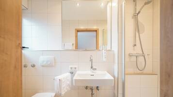 Habitación doble Deluxe | Baño | Regadera, secadora de cabello, toallas, shampoo