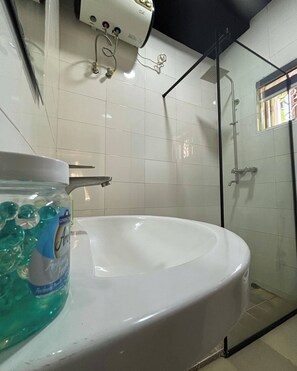 Apartament familiar, balcó, vistes a la ciutat | Bany | Articles de tocador gratuïts, assecador de cabells, tovalloles i sabó 