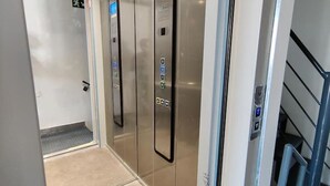An elevator with a digital display and control panel. - Cabin 4 Savynomad Harbour Residences Seaport Views (Cospicua)