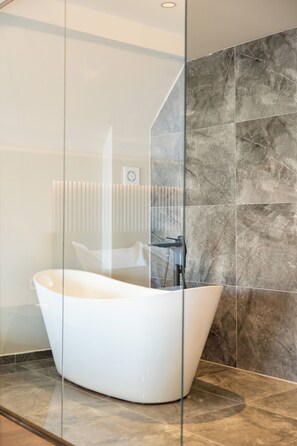 Suite Ville, vue ville | Salle de bain | Serviettes fournies, savon, shampoing, papier toilette