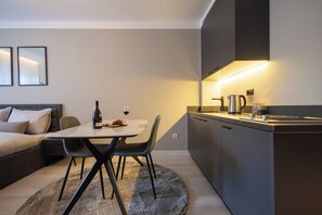 Una cocina moderna con comedor, sofá y alfombra.