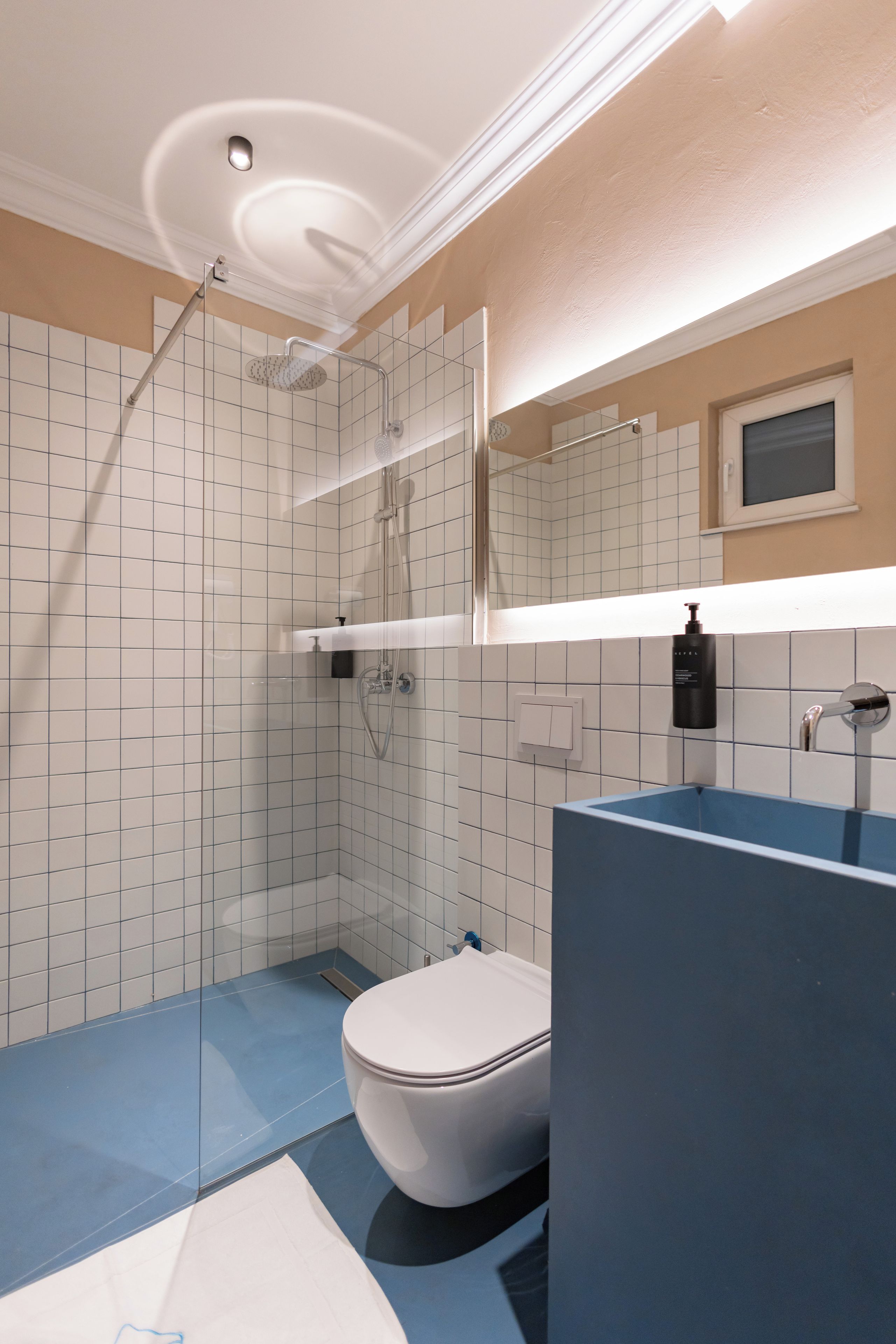 Une salle de bain moderne équipée d’une douche, de toilettes et d’un lavabo.