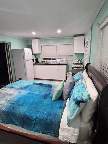 Centrally located 1 bedroom efficiency