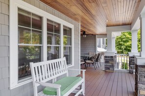 Outdoor dining - Sunset Retreat at Dockham Shore (Gilford)