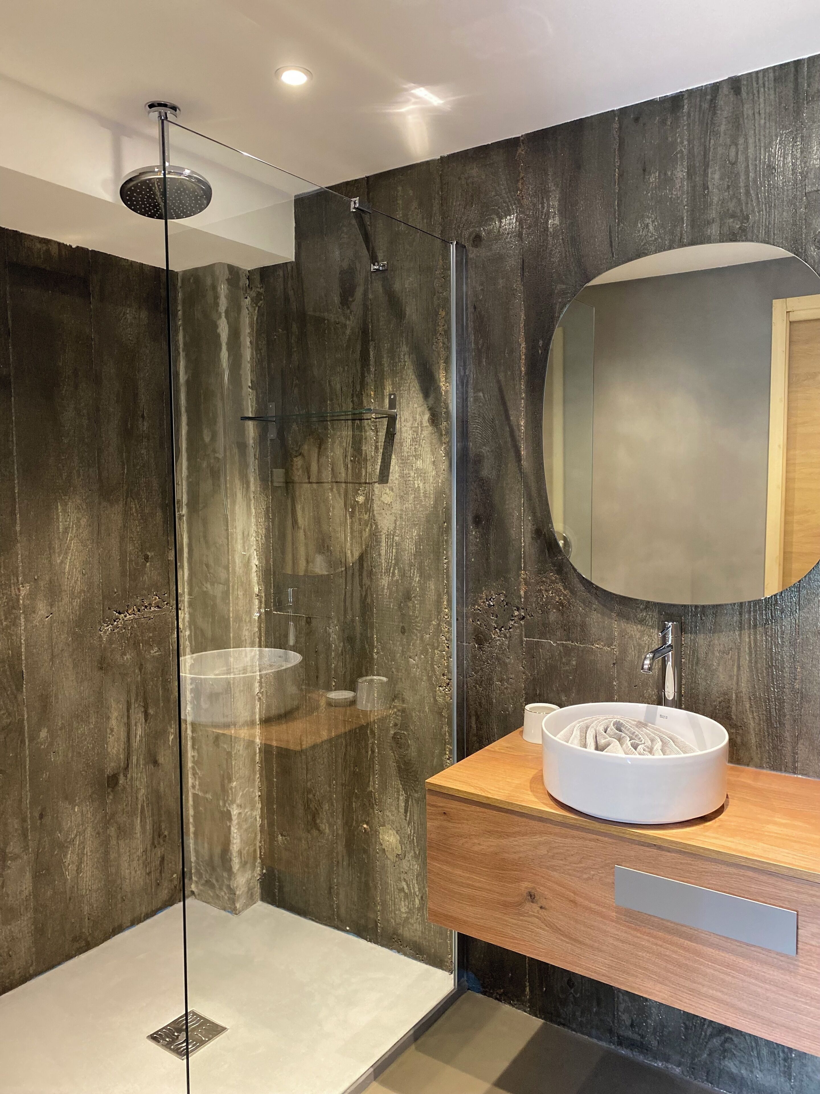 Deluxe Double Room | Bathroom | Slippers